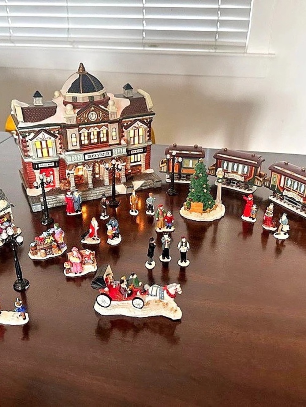 Victorienne 31-Piece Christmas Village Display